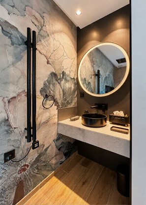 Salle de bain moderne au miroir lumineux-8f4c2cc9-8564-45a2-93be-d38e3acee23b - Luxury 2-bedroom apartment • Love Room • Romantic • Beach 50m away ❤️ (Canet-en-Roussillon)