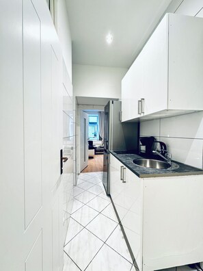 เบสิกอพาร์ทเมนท์ | ครัวส่วนตัว | ตู้เย็น, ไมโครเวฟ, เตาประกอบอาหาร, เครื่องครัว/จาน/ช้อนส้อม