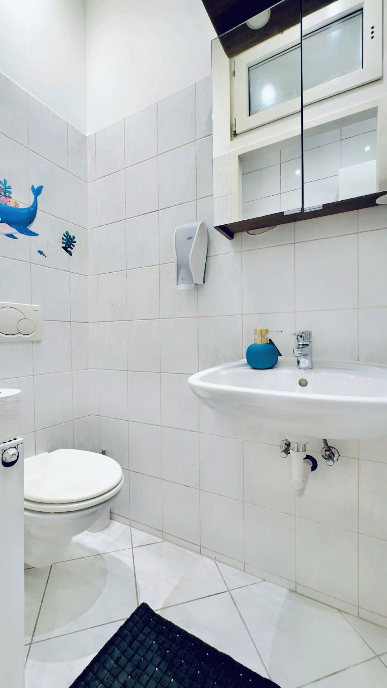 Eenvoudig appartement | Badkamer | Een douche, gratis toiletartikelen, een haardroger, handdoeken