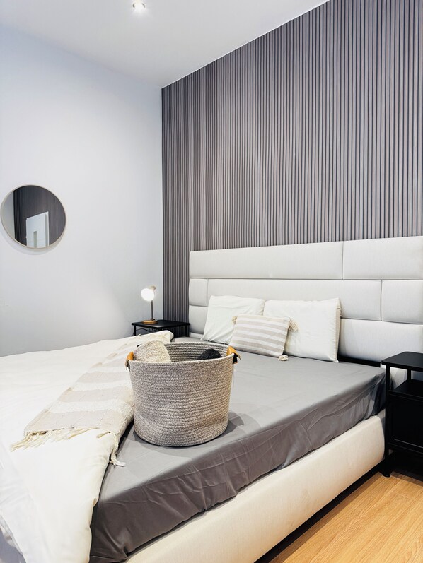 เบสิกอพาร์ทเมนท์ | เตารีด/โต๊ะรีดผ้า