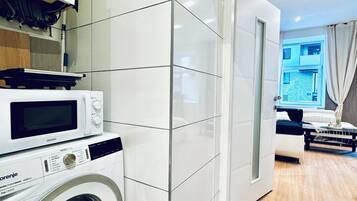 Basic Apartment | Private kitchen | Fridge, microwave, stovetop, cookware/dishes/utensils