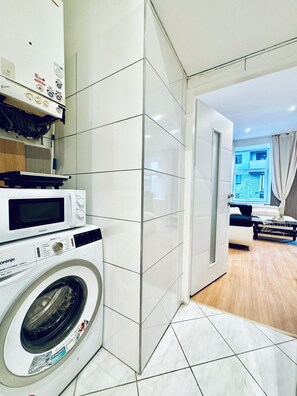 เบสิกอพาร์ทเมนท์ | ครัวส่วนตัว | ตู้เย็น, ไมโครเวฟ, เตาประกอบอาหาร, เครื่องครัว/จาน/ช้อนส้อม