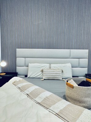 Eenvoudig appartement | Een strijkplank/strijkijzer