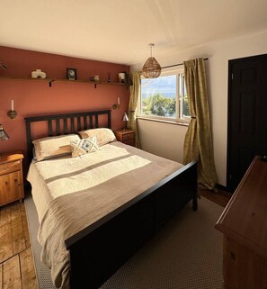 2 soverom, skrivebord, strykejern/-brett og wi-fi