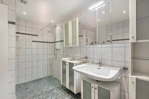 Shower, hair dryer, towels - Apartment 'Hoppernkopf' with Shared Terrace, Private Garden and Wi-Fi (Willingen (Upland))