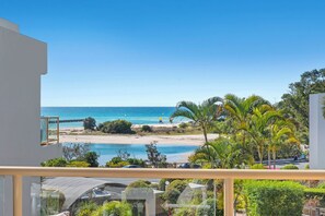 Property grounds - 🌴 Beachfront Entire 3 Bed Apartment at Currumbin (Currumbin)