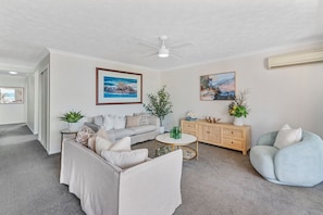 TV - 🌴 Beachfront Entire 3 Bed Apartment at Currumbin (Currumbin)