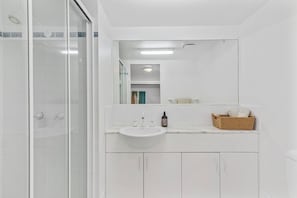 Shower, hair dryer, towels, soap - 🌴 Beachfront Entire 3 Bed Apartment at Currumbin (Currumbin)