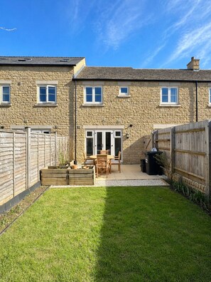 Outdoor dining - Foxden House – Your Home from Home in the Cotswolds. (Bourton-on-the-Water)