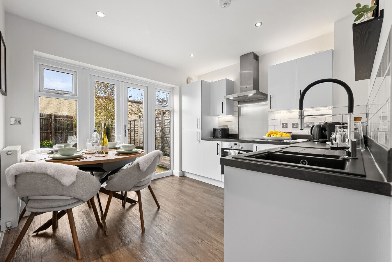 Kjøleskap, ovn, kaffetrakter/tekoker og brødrister