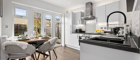 Frigorífic, forn, cafetera i tetera i torradora