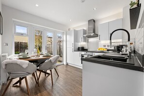 Een koelkast, een oven, een koffiezetapparaat/waterkoker