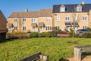 Exterior - Foxden House – Your Home from Home in the Cotswolds. (Bourton-on-the-Water)