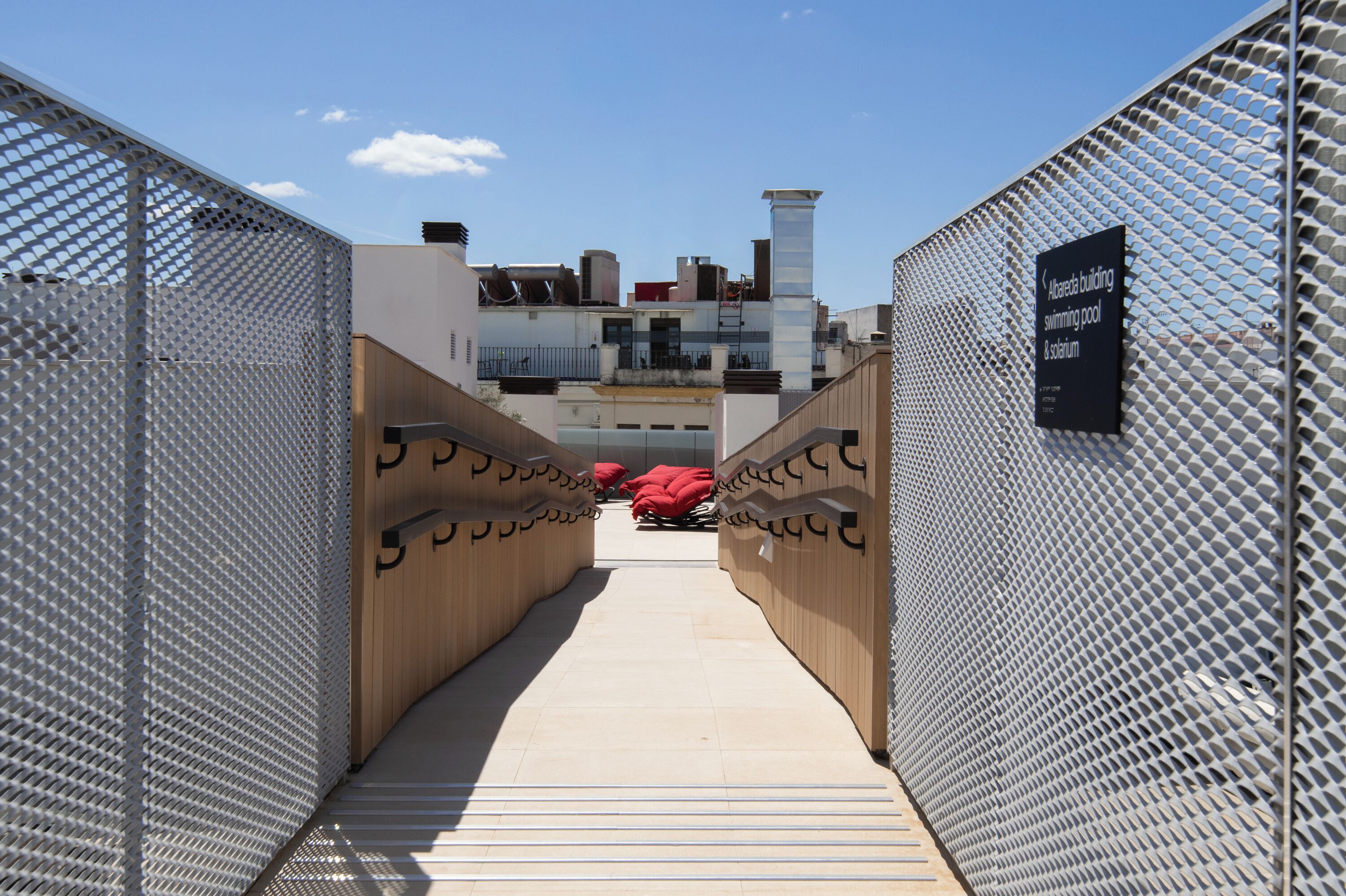 المنشأة من الخارج