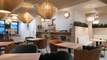 Dagelijks ontbijtbuffet (EUR 10.5 per persoon)