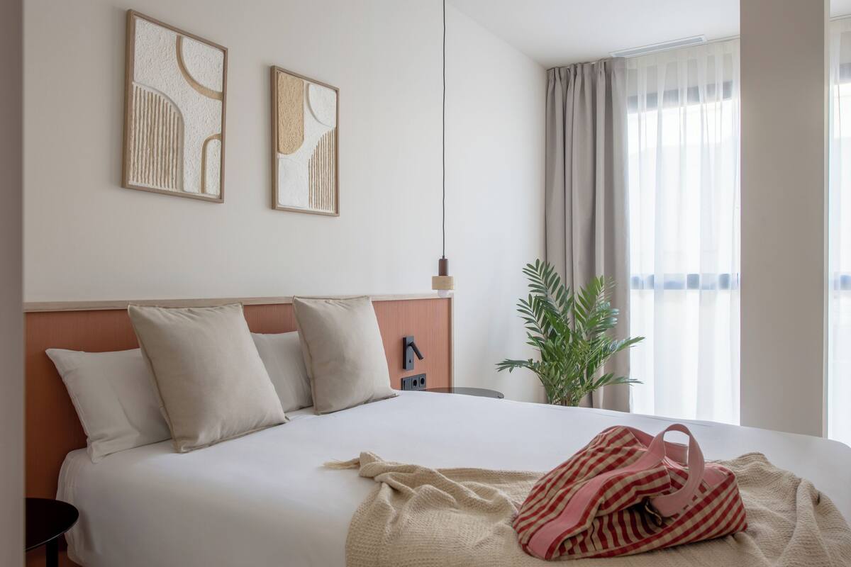 Soundproofing, cribs (free), WiFi (free), bed sheets