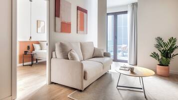 Apartment, 1 Schlafzimmer (with Terrace) | Wohnbereich | 43-Zoll-Smart-TV mit Satellitenempfang