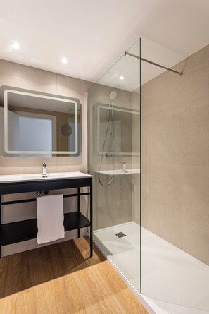 Studio | Bathroom | Shower, hair dryer, towels, soap