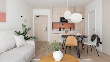 Appartement, 1 slaapkamer | Woonruimte | Een 43-inch smart-tv met satellietzenders