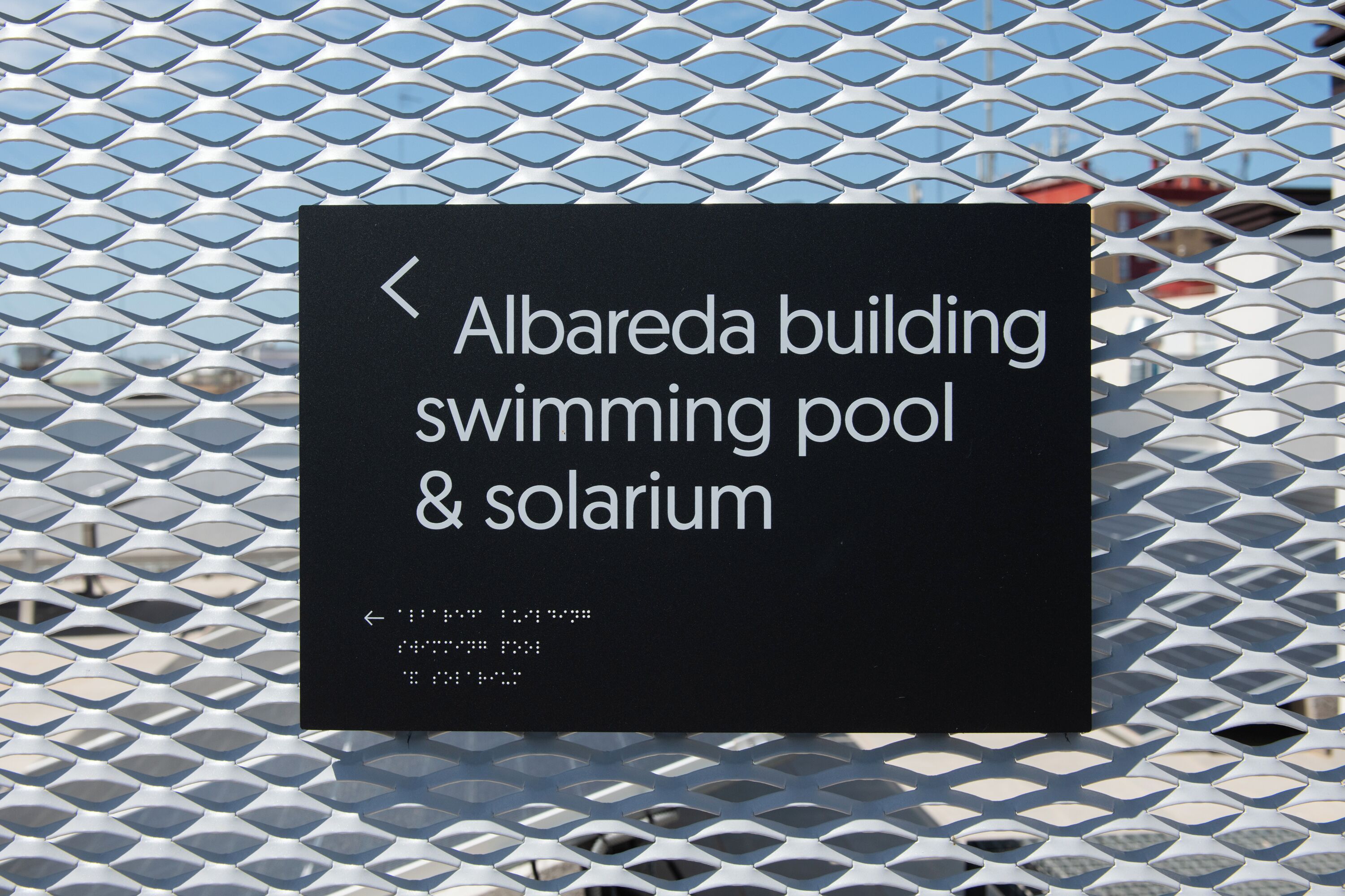 Un panneau indiquant l’emplacement du bâtiment Albareda, de la piscine et du solarium.