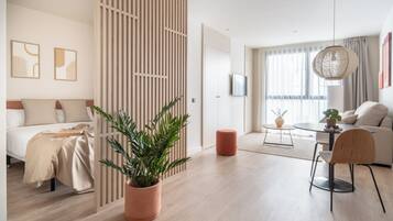 Superior-Studio | Wohnbereich | 43-Zoll-Smart-TV mit Satellitenempfang