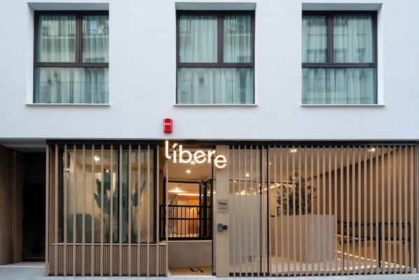 A building with a storefront featuring a sign 'libere'. - Líbere Seville Plaza Nueva (Seville)