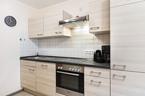 Fridge, microwave, oven, stovetop - Apartment 'Ferienwohnung Osterkopf' with Shared Terrace, Private Garden and Wi-Fi (Willingen (Upland))