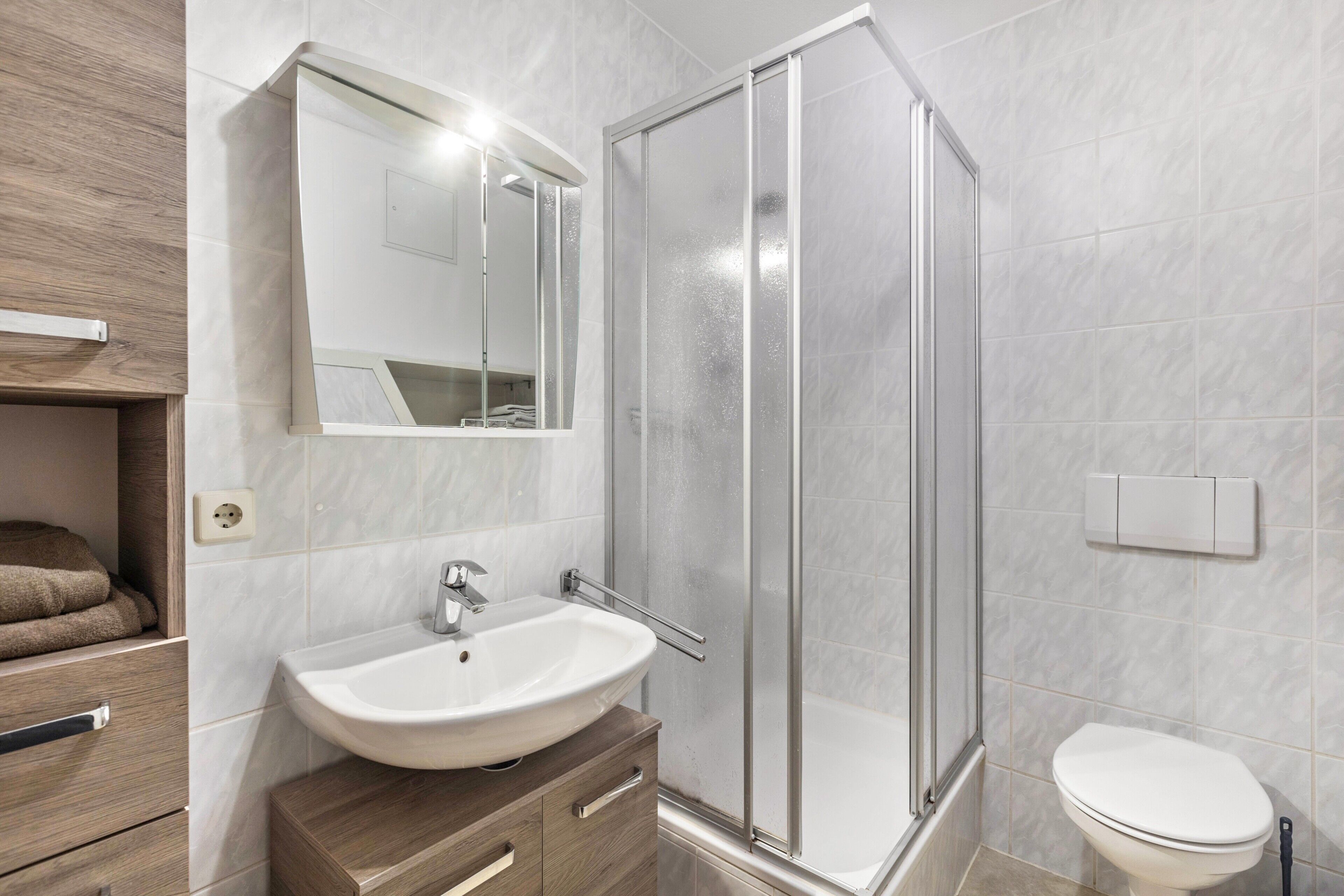 Shower, hair dryer, towels
