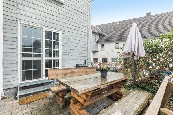 Outdoor dining - Apartment 'Ferienwohnung Osterkopf' with Shared Terrace, Private Garden and Wi-Fi (Willingen (Upland))