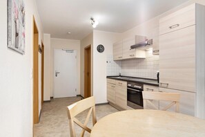 Fridge, microwave, oven, stovetop - Apartment 'Ferienwohnung Osterkopf' with Shared Terrace, Private Garden and Wi-Fi (Willingen (Upland))