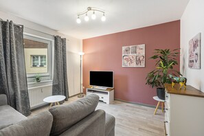 TV - Apartment 'Ferienwohnung Osterkopf' with Shared Terrace, Private Garden and Wi-Fi (Willingen (Upland))