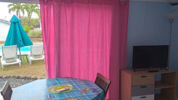 Economy bungalow, uitzicht op zwembad | Gratis wifi