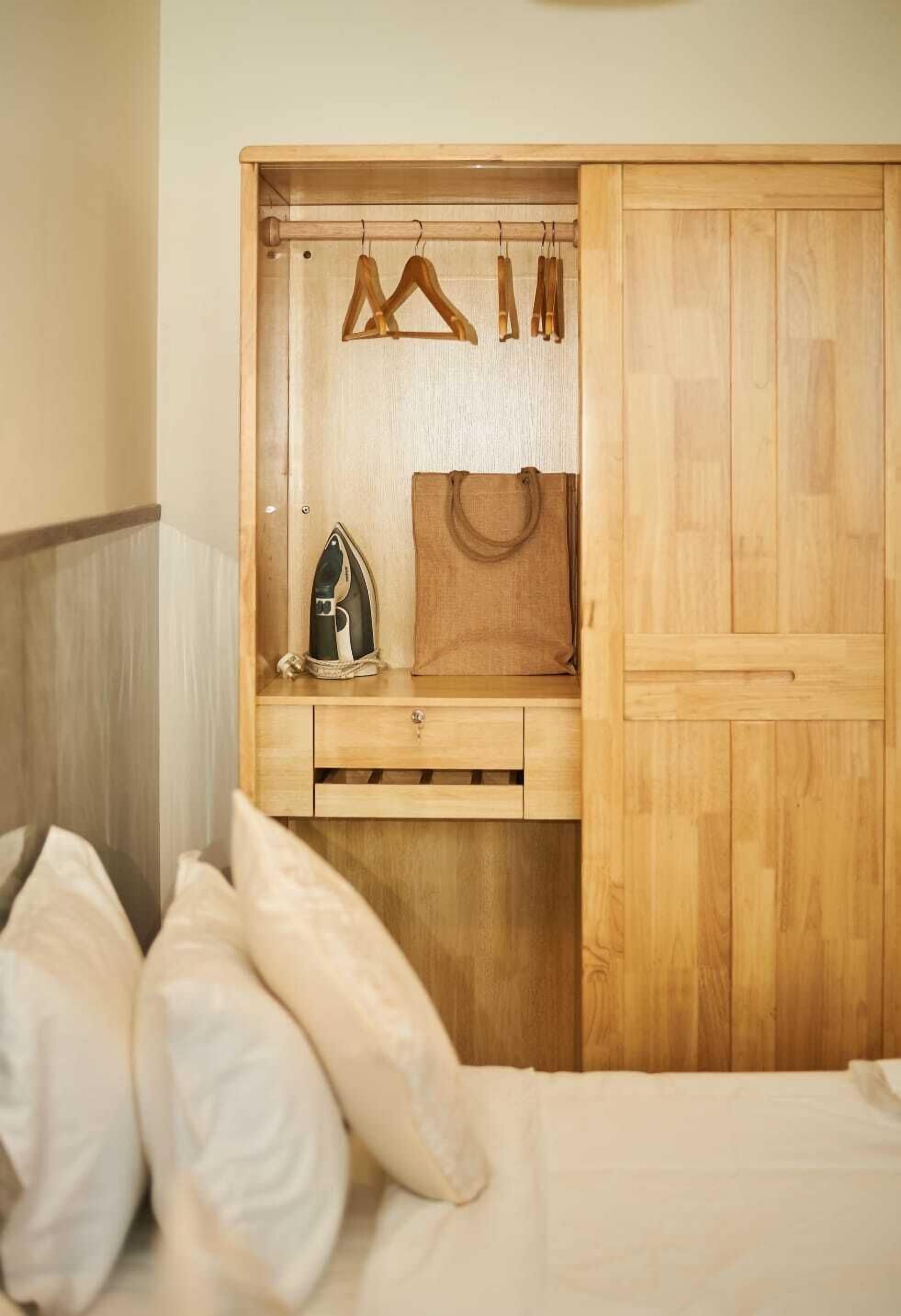 Escriptori i espai de treball apte per a portàtils 