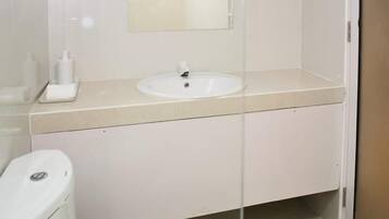 Bruser, hjemmesko, håndklæder, Sæbe