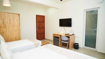 Chambre Triple Deluxe, vue ville | Bureau, espace de travail pour ordinateur portable