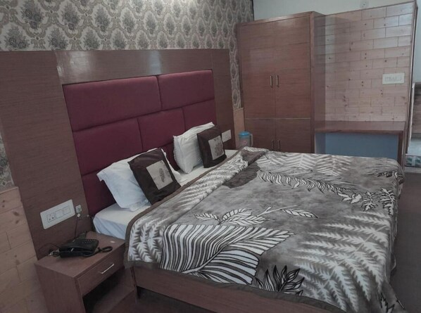 Basic Double Room | Free WiFi - Hotel Sharma Guest House (Naina Devi)