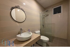 Shower, jetted bath, hair dryer, bidet - Cozy 2-bedroom apartment in charming Kuala Lumpur by Begonia (Kuala Lumpur)
