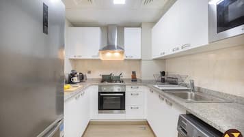 Refrigerador con freezer, microondas, horno, placa de cocina