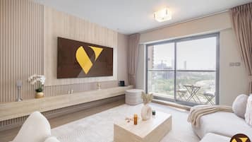 Apartamento de lujo, balcón, vistas a la ciudad | Zona de estar | Smart TV de 65 pulgadas con canales por satélite