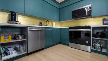 Frigorifero, microonde, forno, piano cottura