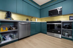 Frigorifero, microonde, forno, piano cottura