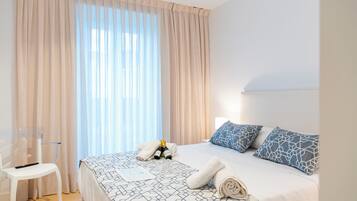 Apartamento, balcón, vistas a la ciudad | Tabla de planchar con plancha, cuna de viaje, wifi gratis y ropa de cama