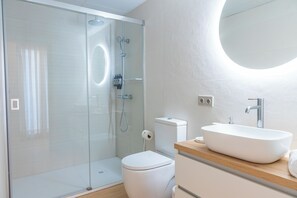 Appartement, balkon, uitzicht op de stad | Badkamer