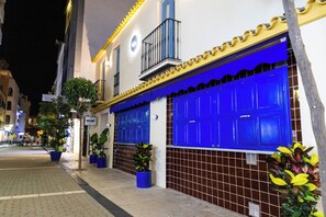 Voorkant accommodatie - avond/nacht