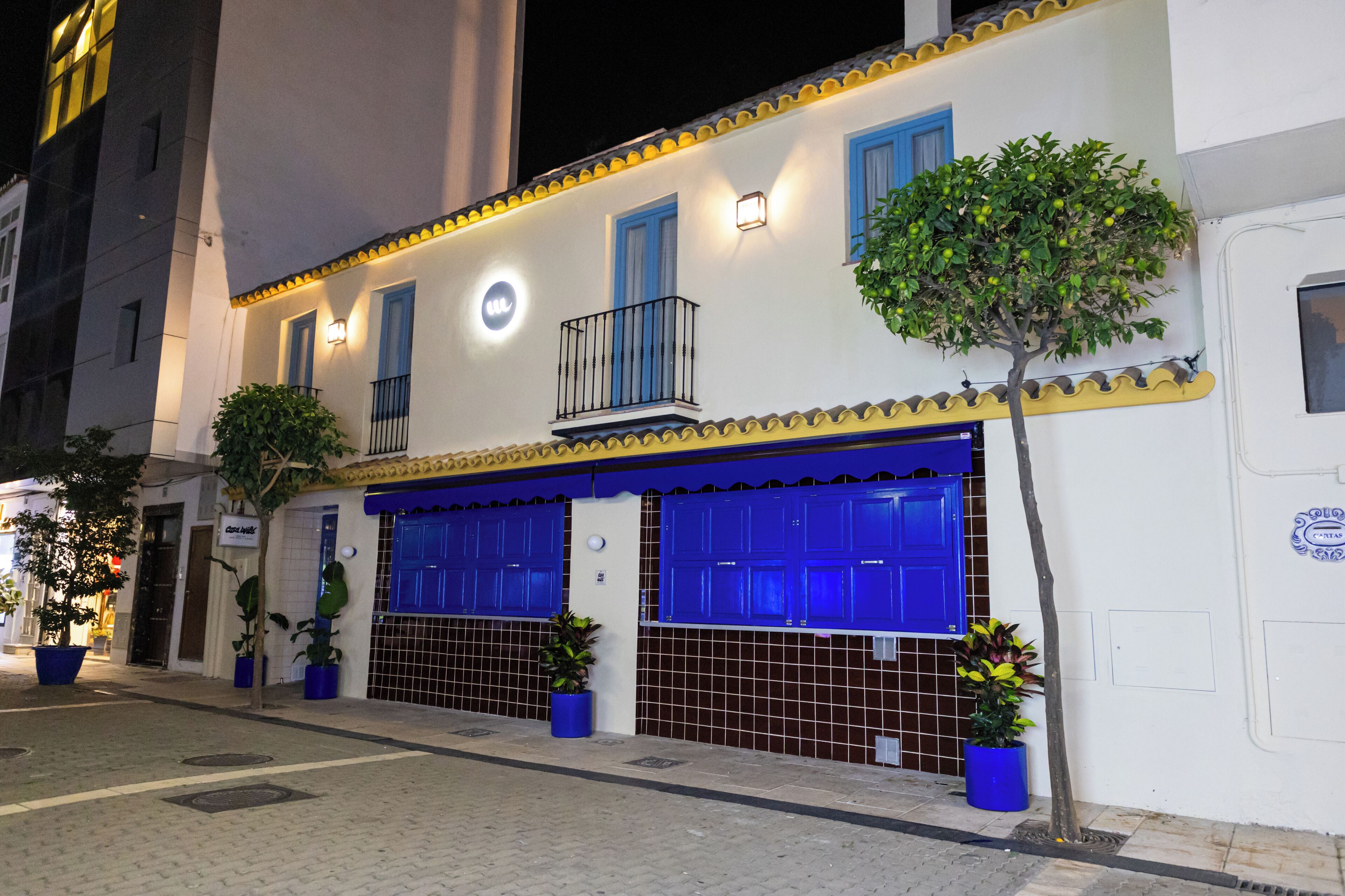 Voorkant accommodatie - avond/nacht