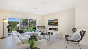 TV, fireplace - THE GRAPE ESCAPE - THE VINTAGE (POKOLBIN)
