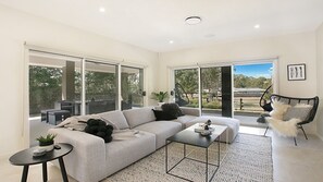 TV, fireplace - THE GRAPE ESCAPE - THE VINTAGE (POKOLBIN)