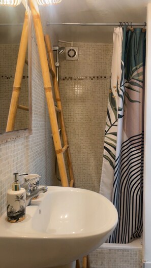 Shower, hair dryer, towels, toilet paper - Le Mas de la Confrérie: your chic Provencal retreat in the heart of the Côte d'Azur (La Colle sur Loup)