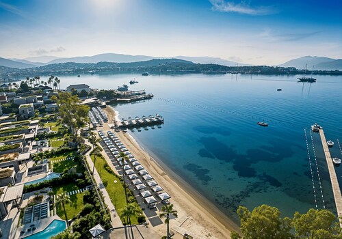 Luxury Seaside Flat with 5-Star Hotel Amenities & Private Beach