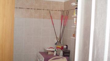 SĂšche-cheveux, bidet, serviettes fournies, savon